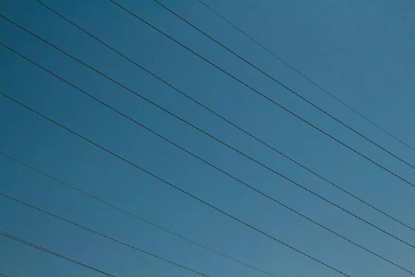 Fios Alta Tensão Contra Céu Azul — Fotografia de Stock