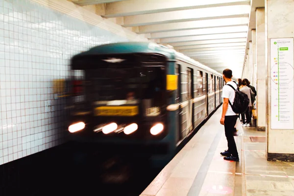 Coche Sale Plataforma Del Metro Metro Moscú —  Fotos de Stock