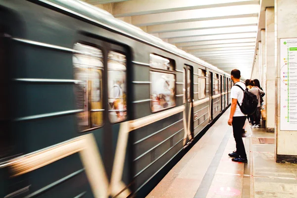 Moskau Russland August 2020 Ein Auto Erreicht Den Bahnsteig Der — Stockfoto