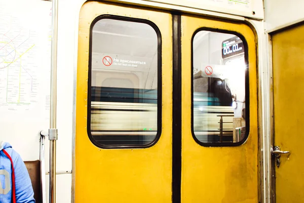 Gelbe Türen Einem Moskauer Bahn Waggon Mit Der Aufschrift Lehnen — Stockfoto