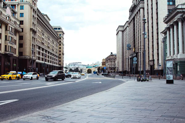 Moskova, Rusya, 2 Ağustos 2020: Tverskaya Caddesi 'nde yoğun trafik