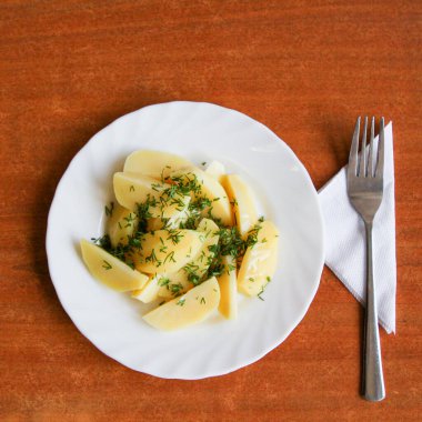 Haşlanmış patates, dilimler halinde kesilmiş ve dereotu serpiştirilmiş.