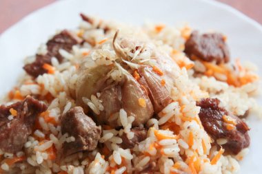 Sarımsaklı sığır eti pilavı, yakın plan.