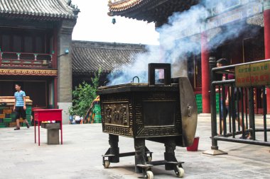 Pekin, Çin, 30 Temmuz 2018: Yonghegong Lamaist Manastırı 'nda duman yayan tütsü yakıcı