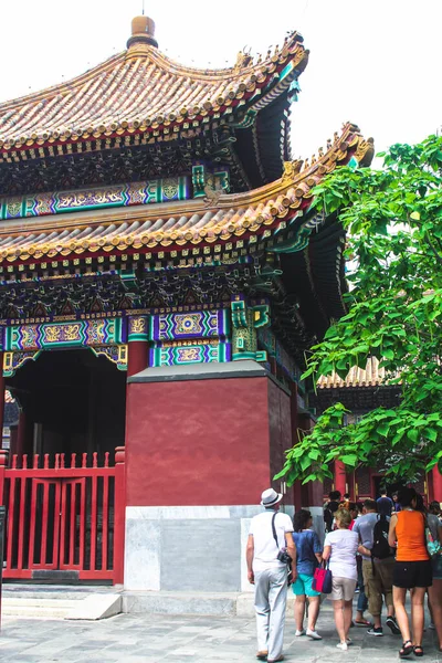 2018 Beijing July 2018 Tourists Guide Tour Yonghegong Lamaist Monastery — 스톡 사진