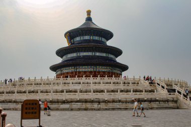 Pekin, Çin, 30 Temmuz 2020: Cennetin Tapınağı beyaz mermer adımlarla çevrili