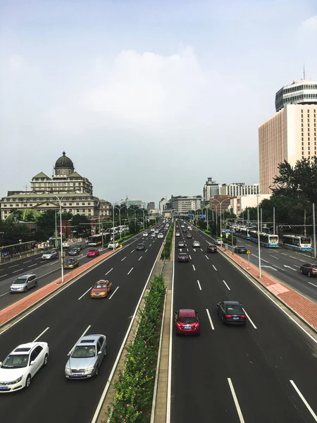 2020年7月30日 歩道橋から近くの複数車線の高速道路 交通機関 住宅への眺め — ストック写真