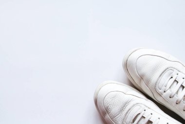 Beyaz arka planda beyaz deri ayakkabılar