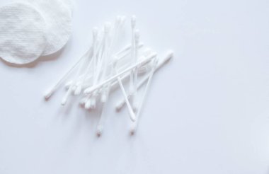 Beyaz arka planda pamuk tomurcukları ve pamuk pedleri