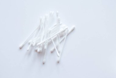 Beyaz arkaplanda pamuk örnekleri