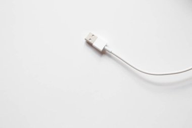 Beyaz arkaplanda USB bağlantısı