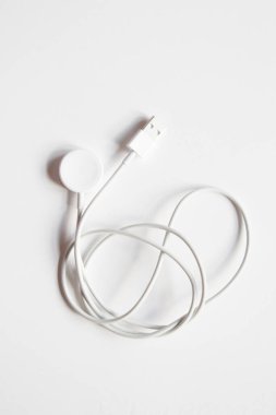 Beyaz arkaplanda akıllı izleme için şarj edici 