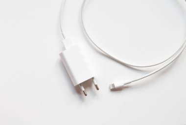 Kablo: Beyaz arkaplanda prize takılı ve şimşek