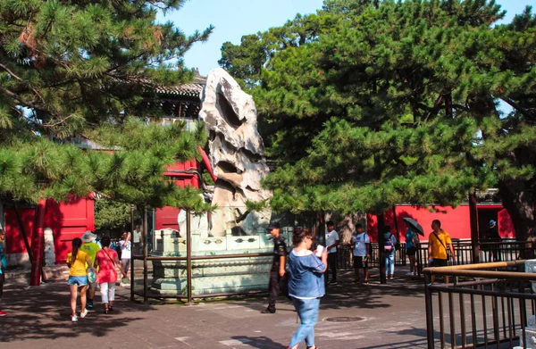 Pequim China Julho 2018 Turistas Praça Lado Uma Enorme Pedra — Fotografia de Stock