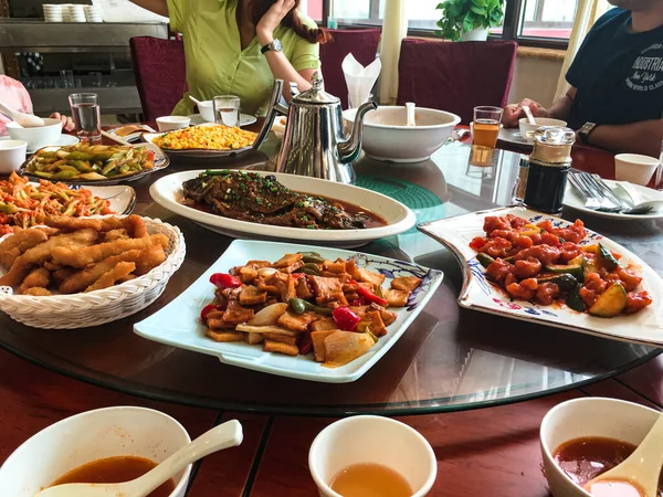 Beijing China Juli 2018 Chinees Eten Aan Een Ronde Tafel — Stockfoto