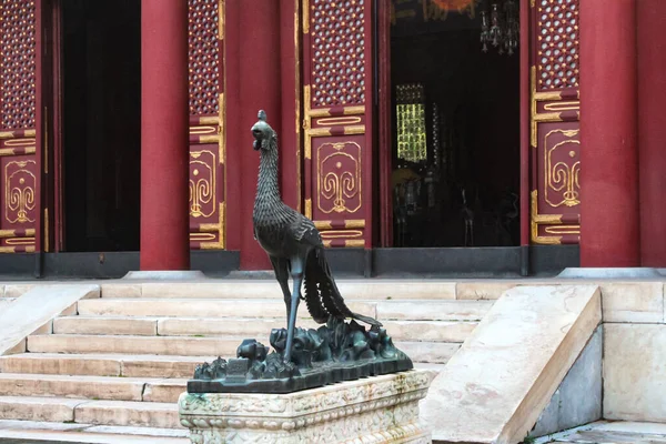 베이징 2018 공원에 황제들의 거처에 입구에 두루미의 조각품 — 스톡 사진