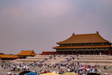 Pekin, Çin, 1 Ağustos 2018: Yasak Gugong şehrinde turistlerle dolu büyük bir meydan