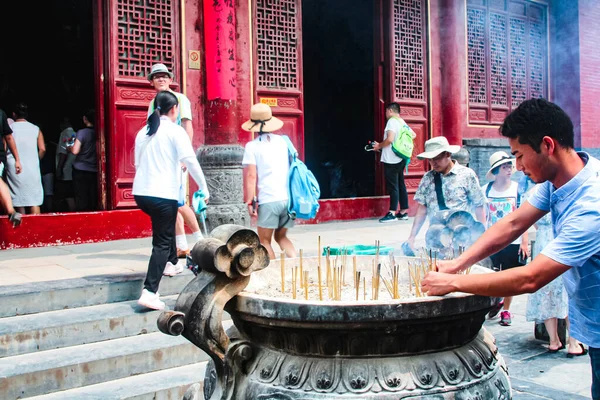2018 Dengfeng China 2018 남자가 소림사에서 향로를 만듭니다 — 스톡 사진