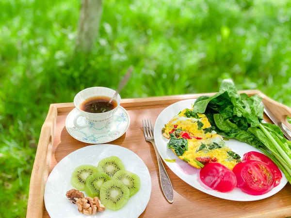 Colazione Viene Servita Vassoio Legno Giardino Frittata Con Verdure Spinaci — Foto Stock