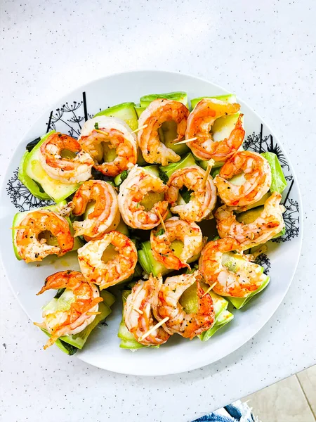 Beyaz tabakta aperatif: rulo kabak ve kızarmış karides kanepeleri, üst manzara