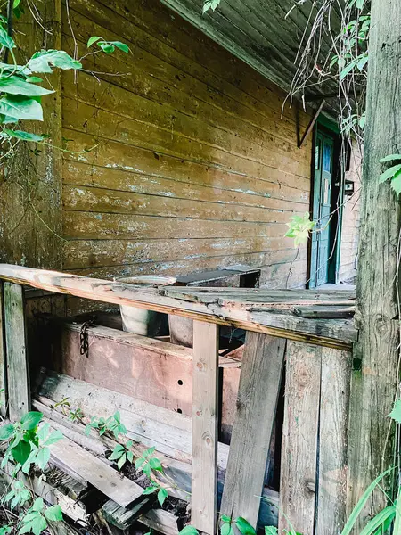 Eski ahşap ev - veranda manzarası ve duvarın bir kısmı