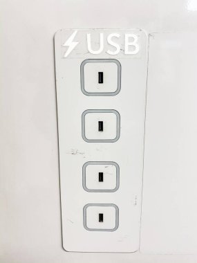 Moskova metro vagonunda cep telefonu şarj etmek için USB portları
