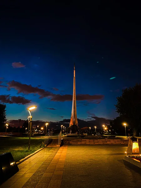 Moskova, Rusya, 01 Ağustos 2020: VDNKh 'deki Stele Kozmonotlar Sokağı' nda gece ışıkları altında uzay keşfi onuruna