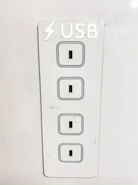 Moskova metro vagonunda cep telefonu şarj etmek için USB portları