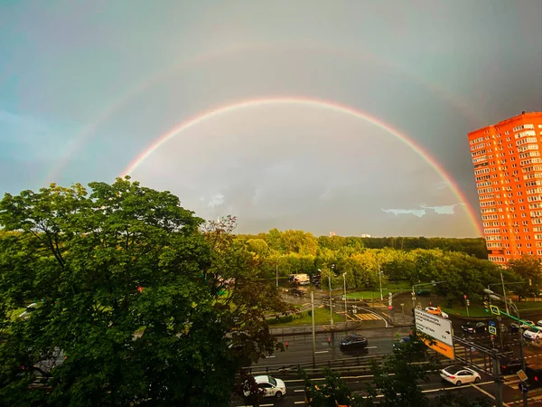 Doble Arco Iris Sobre Ciudad Contra Cielo Gris —  Fotos de Stock