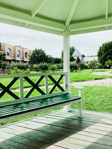 Beyaz ve yeşil ahşap çardak, iç manzara.