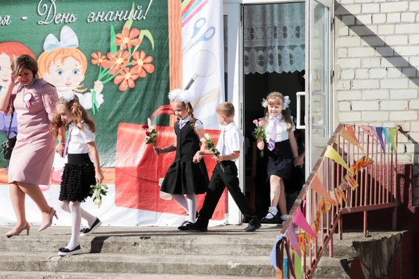 Staniza Konstantinovskaya Russland September 2020 Elegante Erstklässler Mit Blumen Auf — Stockfoto