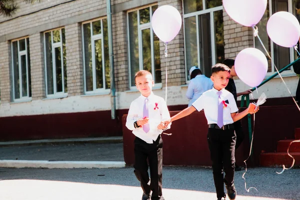 Stanitsa Konstantinovskaya Russia Settembre 2020 Bambini Con Palloncini Finiscono Scuola — Foto Stock