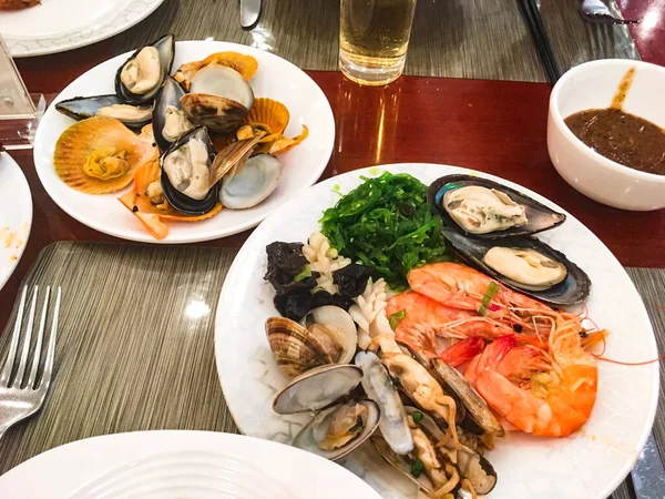 洛陽のホテルの中華料理店で食べる 魚介類 — ストック写真
