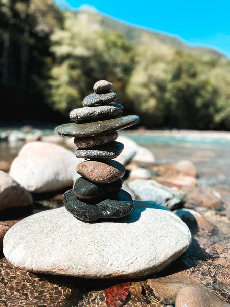 Uma Pirâmide Das Pedras Empilhadas Alto Outro Está Fundo Uma — Fotografia de Stock