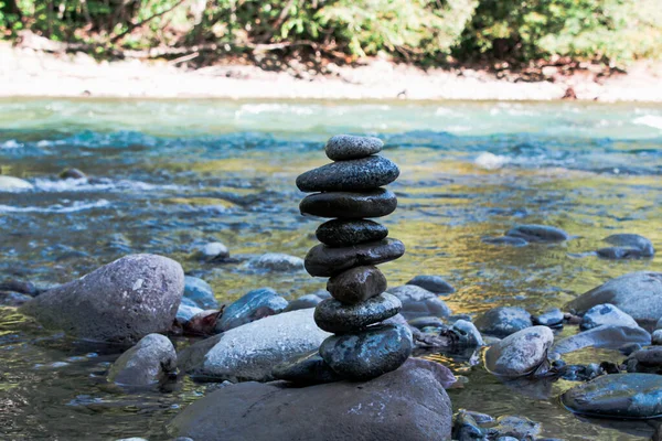 Uma Pirâmide Das Pedras Empilhadas Alto Outro Está Fundo Uma — Fotografia de Stock