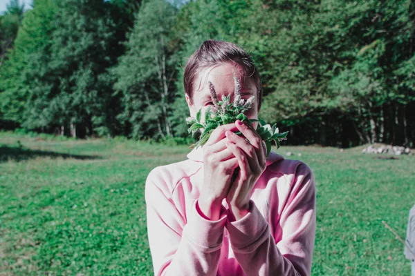 Uma Menina Segura Buquê Hortelã Florescente Seus Braços Estendidos Frente — Fotografia de Stock