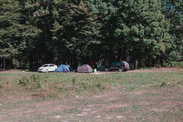 Okraji Mýtiny Pod Stromy Stojí Tábor Dvěma Stany Auty — Stock fotografie