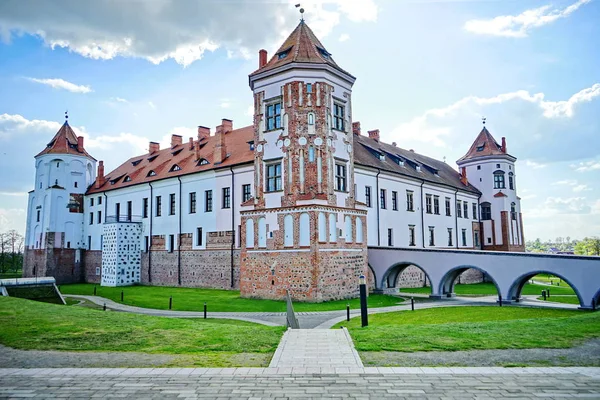Piękny antyczny średniowieczny zamek z czerwonej cegły mury — Zdjęcie stockowe