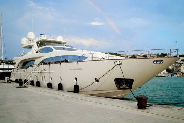 Akdeniz kıyıları off moored güzel yat