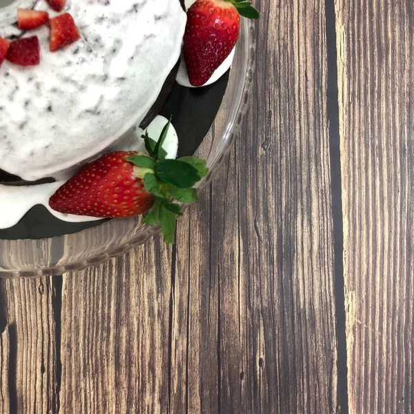 Schokoladenkuchen Mit Erdbeeren Auf Rustikalem Hintergrund Von Oben Flach Gelegt — Stockfoto