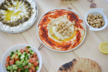 sarımsak, limon, pide, pide, tahin, tahin sosu, geleneksel, vegan gıda, vegan, Vejetaryen, Humus plaka, Humus, gıda, kase, nohut, petrol, Aperatif, üst, görünümü, zeytin, Akdeniz, taze, sağlıklı, mutfağı, arka plan, meze, plaka, Arapça, Lübnan, ekmek, Doğu, geçmiş