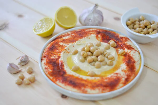 Plato Hummus Casero Tradicional Sobre Fondo Rústico Mesa Con Pimentón — Foto de Stock