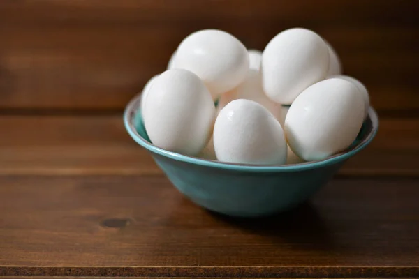 Huevos Blancos Sobre Plato Madera Sobre Fondo Madera Espacio Para —  Fotos de Stock