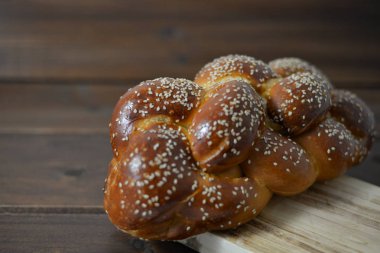 Geleneksel Yahudi tatlı Challah ahşap masa üzerinde ahşap bir tabakta ekmek / kopya alanı ile arka plan
