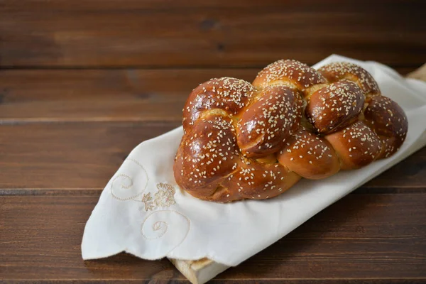 Traditional Jewish Sweet Challah Bread Wood Plate Wooden Table Background — Stock Photo, Image