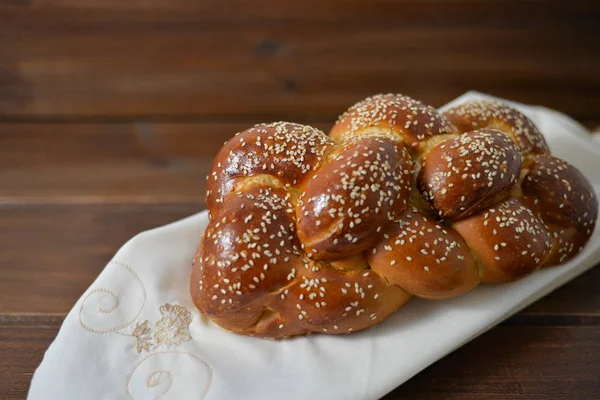 Traditional Jewish Sweet Challah Bread Wood Plate Wooden Table Background — Stock Photo, Image