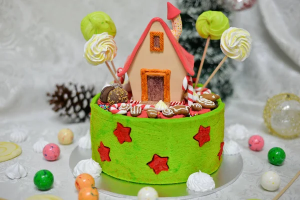 Hsel G以下蛋糕的甜房子由 Grimm 兄弟在童话森林 — 图库照片
