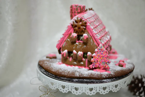 トップ クリスマスの装飾のジンジャーブレッド家ケーキ — ストック写真
