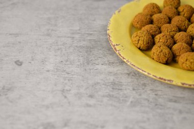 Nohut falafel topları sarı plaka gri arka plan, sağlıklı ve vegan gıda tahin derin, geleneksel Akdeniz üzerinde pişmiş, üstten görünüm, düz kopya alanı ile yatıyordu