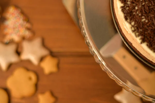 チョコレートムース ケーキ ブラウニーの素朴なテーブルの基本 — ストック写真